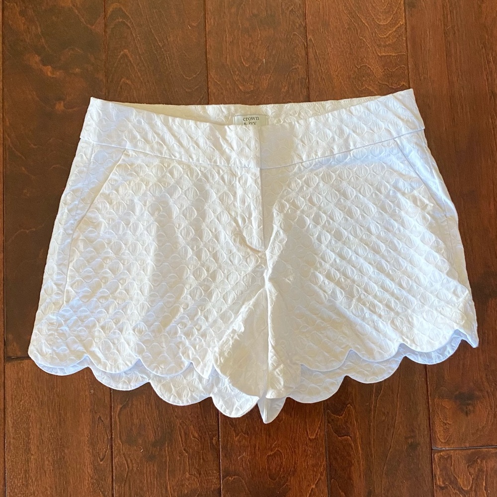 Crown & Ivy Scallop Hem Shorts in White